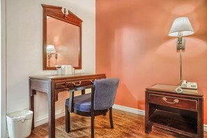 Escritorio, wifi gratis y ropa de cama 