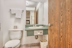 Kombinasi shower/bathtub, pengering rambut, handuk, dan sabun