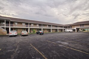 Property grounds - Motel 6 Windsor, ON (Windsor)