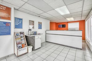 Lobby - Motel 6 Windsor, ON (Windsor)