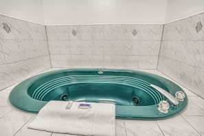 Chambre Deluxe, 1 très grand lit, non-fumeur, baignoire à remous | Salle de bain | Ensemble baignoire-douche, séchoir à cheveux, serviettes fournies, savon