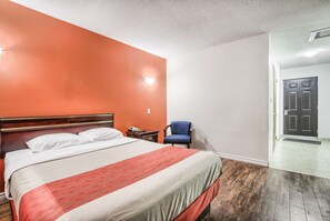 Desk, free WiFi, bed sheets - Motel 6 Windsor, ON (Windsor)
