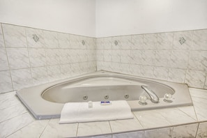 Combined shower/tub, hair dryer, towels, soap - Motel 6 Windsor, ON (Windsor)