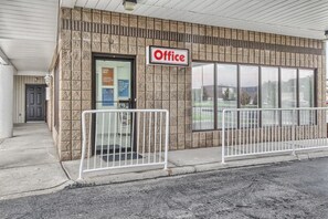 Exterior - Motel 6 Windsor, ON (Windsor)