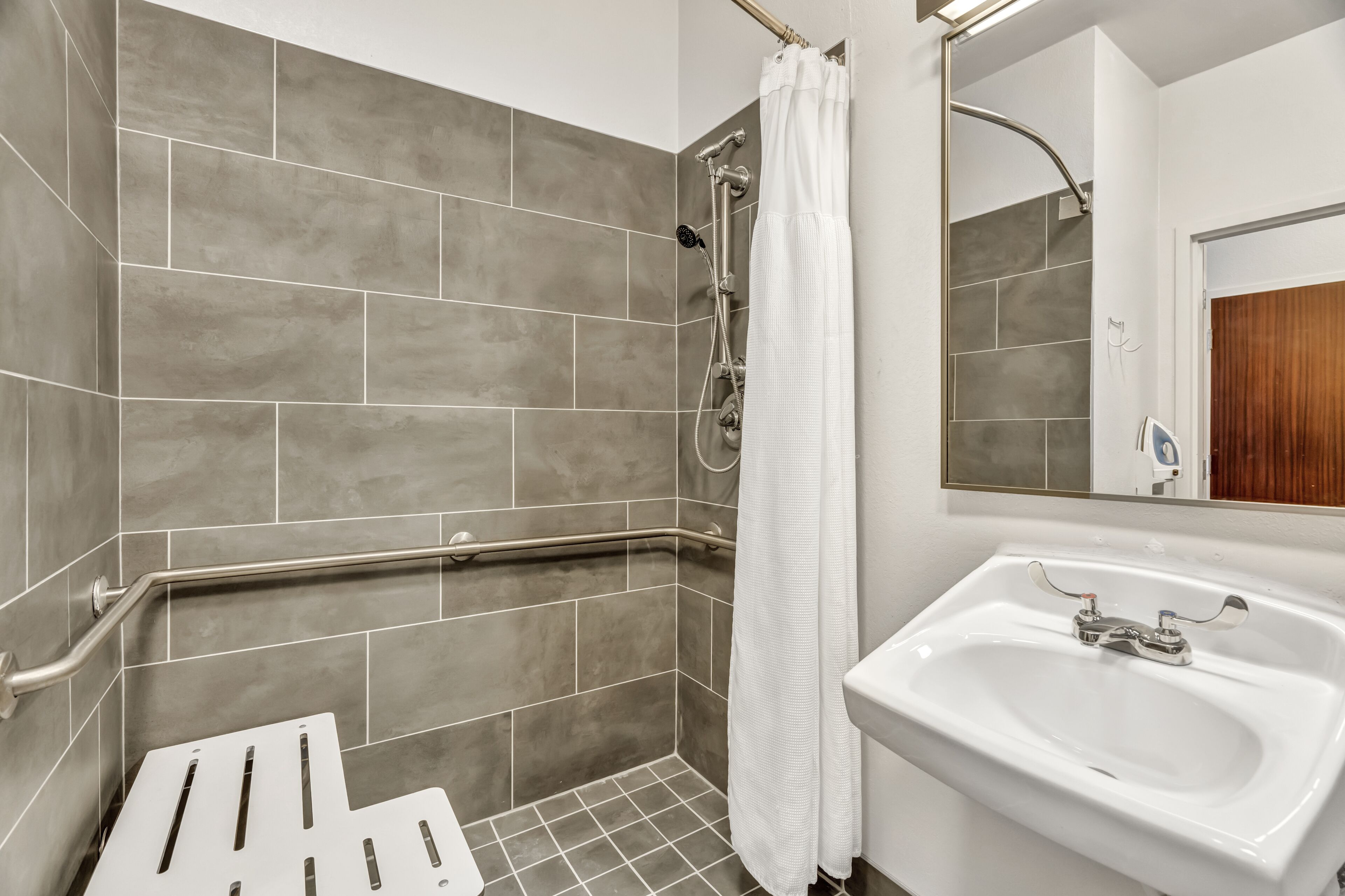 combined shower/bathtub, free toiletries, hair dryer, towels