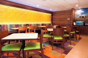 朝食 (ビュッフェ)、毎日提供 (無料)
