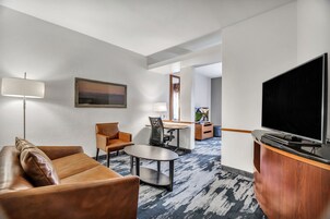 Biancheria da letto ipoallergenica, una scrivania, postazione laptop