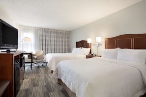 Two Queen Beds, Non Smoking | Két bảo mật tại phòng, bàn, khu vực làm việc phù hợp cho laptop 