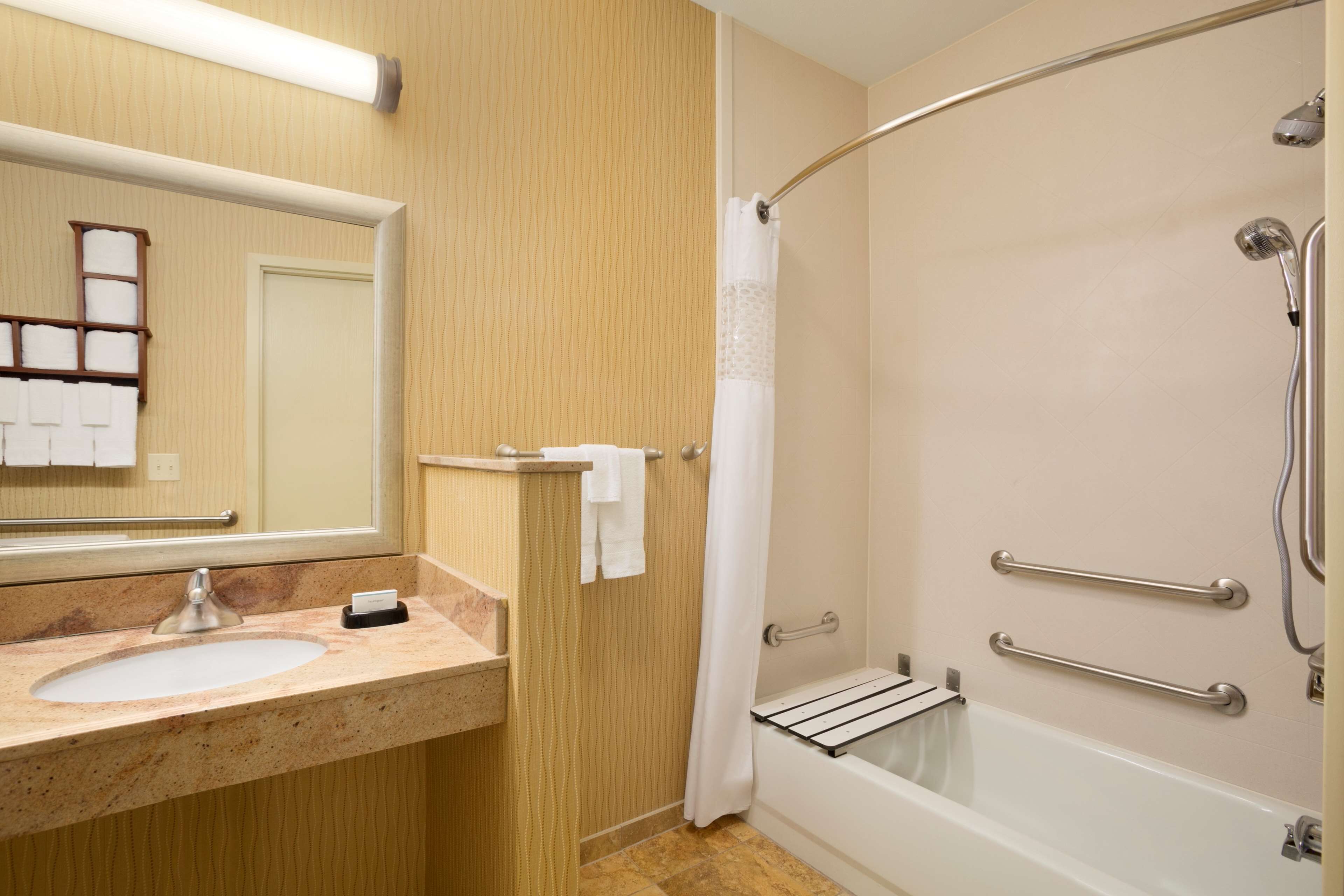combined shower/bathtub, hair dryer, towels