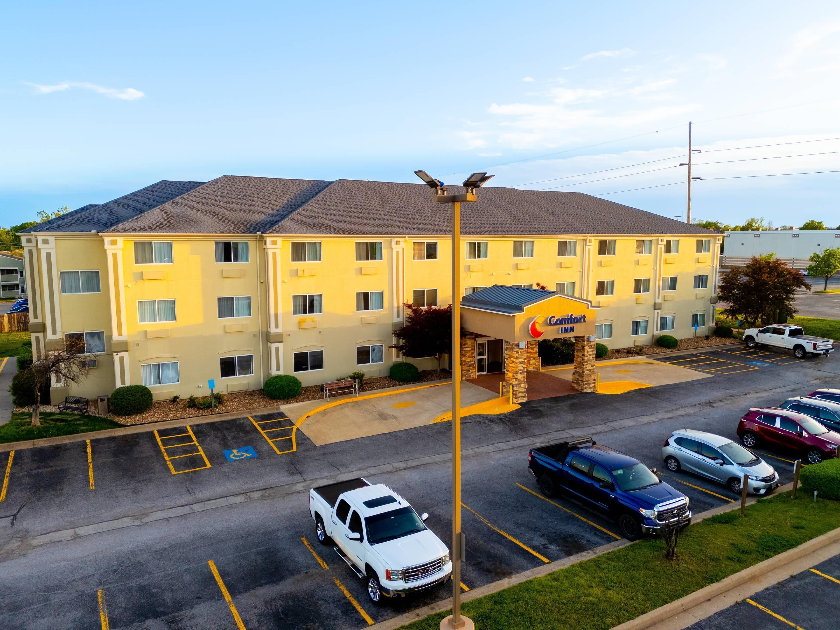 Un hotel Comfort Inn con un parcheggio e un pick-up bianco parcheggiato davanti.