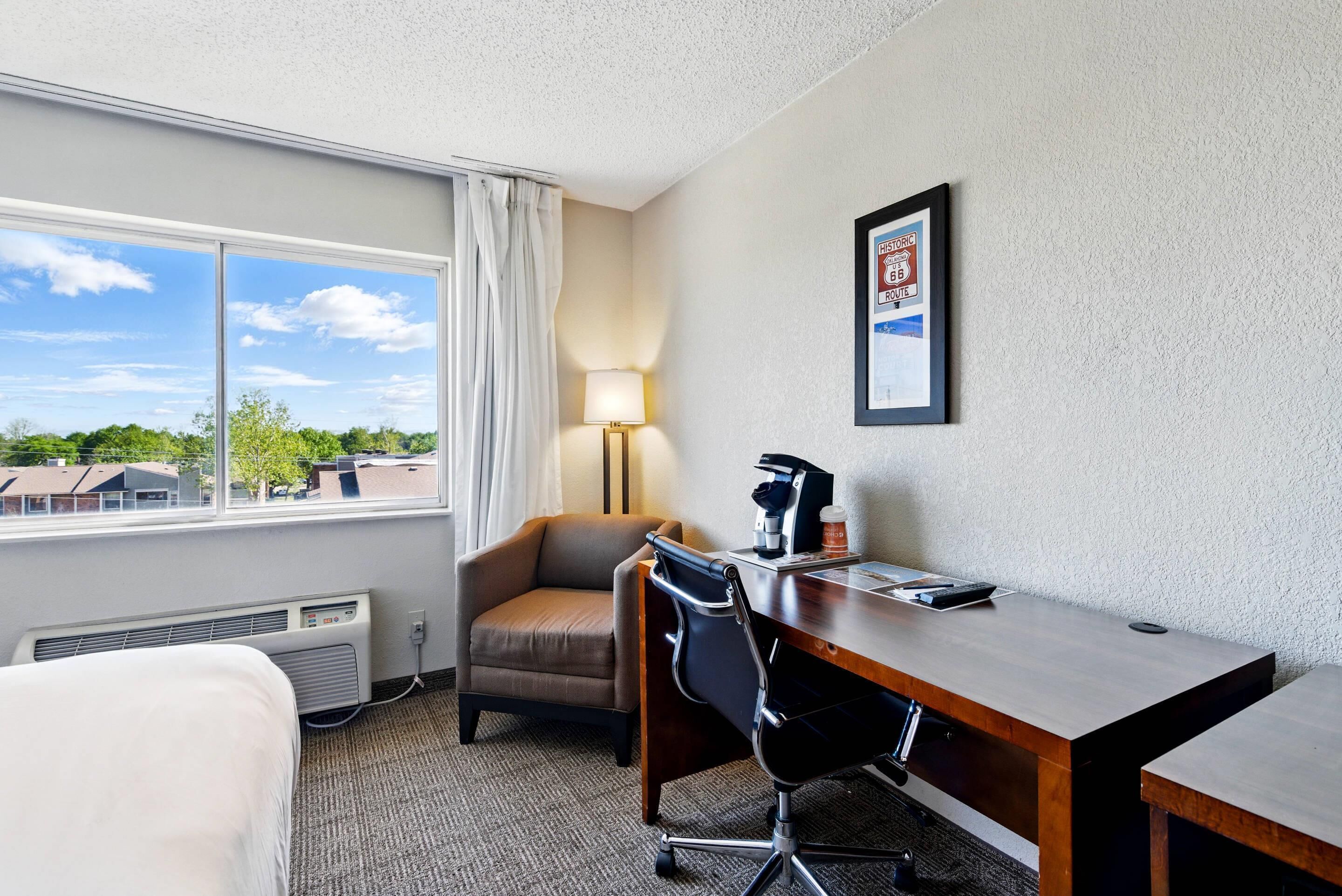 Meja kerja, tirai kedap cahaya, dan setrika/meja setrika