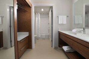 Combined shower/tub, free toiletries, hair dryer, towels
