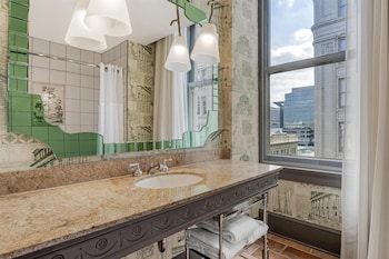 Deluxe Room, 1 King Bed (Corner) | Bathroom | Combined shower/tub, designer toiletries, hair dryer, bathrobes at The Royal Sonesta Portland Downtown