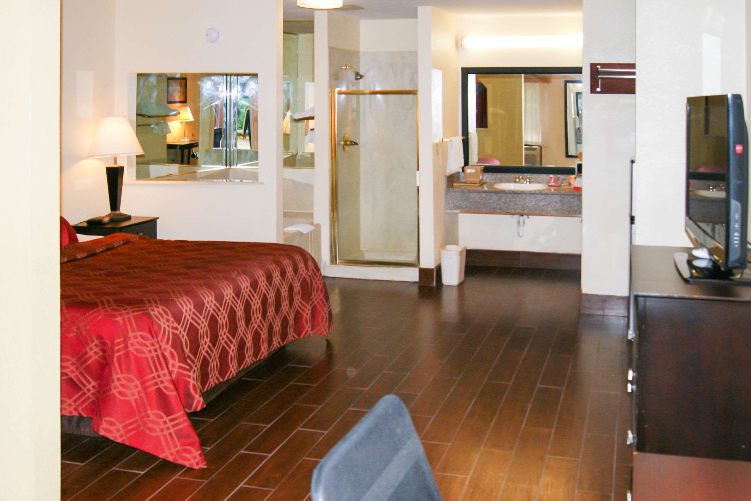 客房内保险箱、办公桌、熨斗/熨衣板、免费婴儿床