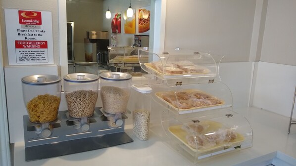 Free buffet breakfast - Econo Lodge Inn & Suites West - Energy Corridor (Houston)
