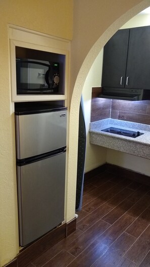 Suite, 1 King Bed | In-room safe, desk, iron/ironing board, free cribs/infant beds - Econo Lodge Inn & Suites West - Energy Corridor (Houston)