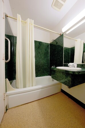 Articles de toilette (gratuits), séchoir à cheveux, serviettes fournies