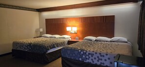 Escritorio, tabla de planchar con plancha, wifi gratis y ropa de cama