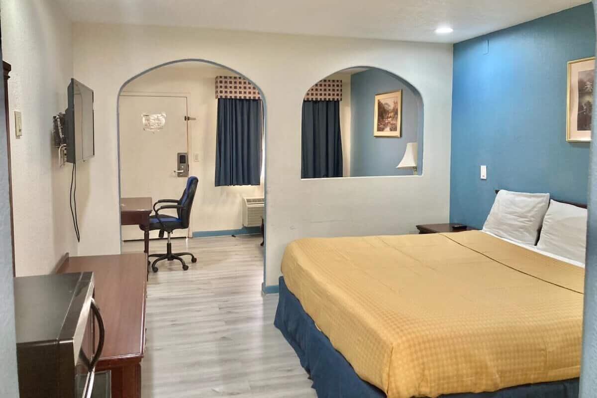 10 habitaciones, escritorio y cortinas blackout