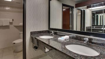 Ensemble douche/baignoire, articles de toilette gratuits, sèche-cheveux