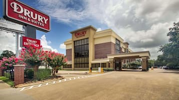 Welcome to Drury Inn & Suites, featuring a modern design with a flat roof and large windows.