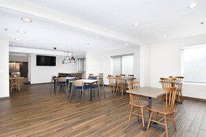 Free daily continental breakfast - Fairfield Inn & Suites by Marriott Portland Airport (Portland)