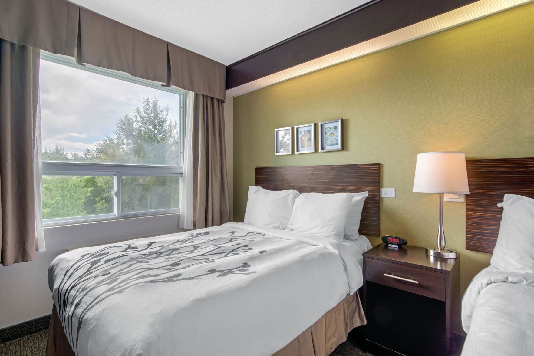 Skrivebord, lydisolert, strykejern/-brett og wi-fi (inkludert)