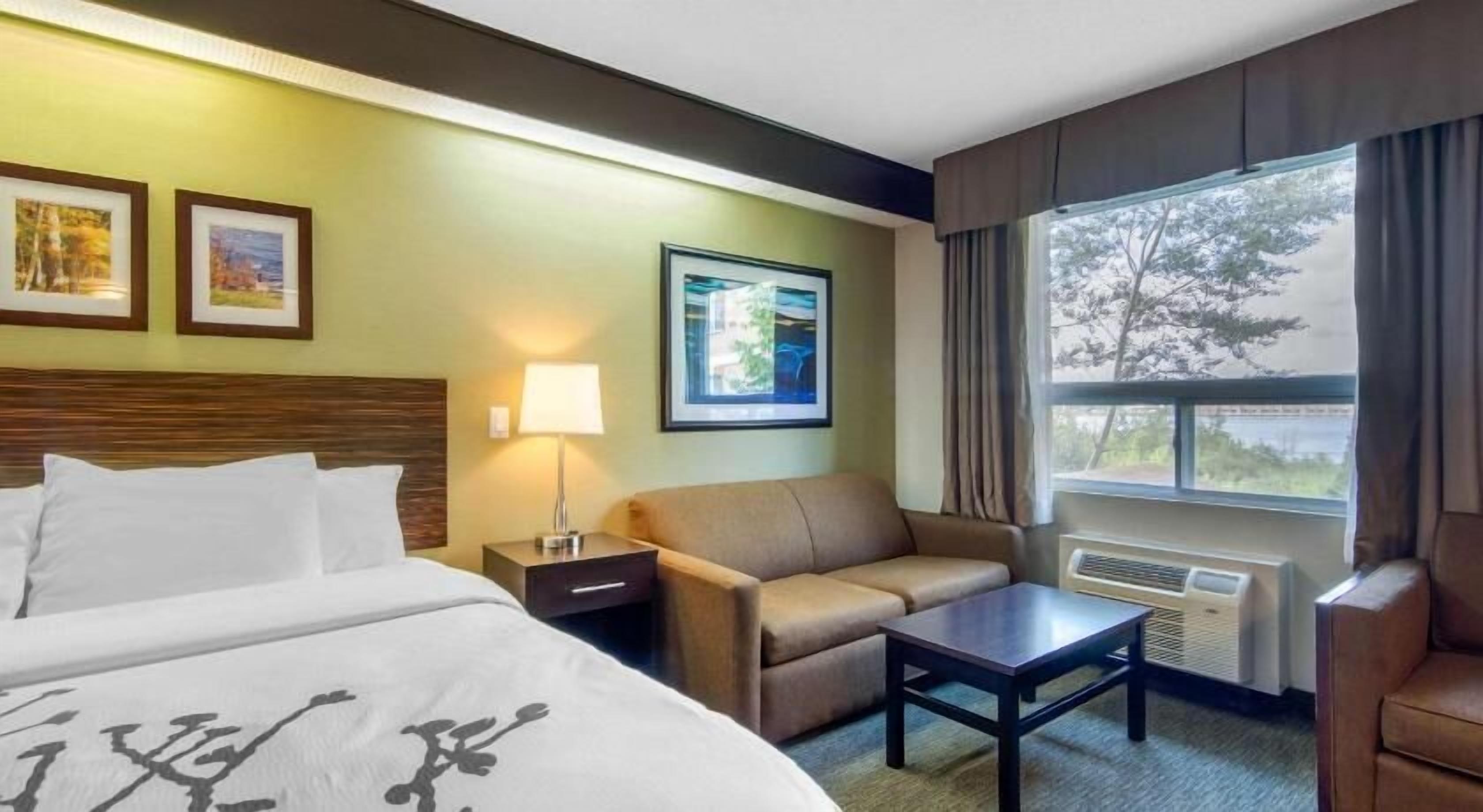 Skrivebord, lydisolert, strykejern/-brett og wi-fi (inkludert)