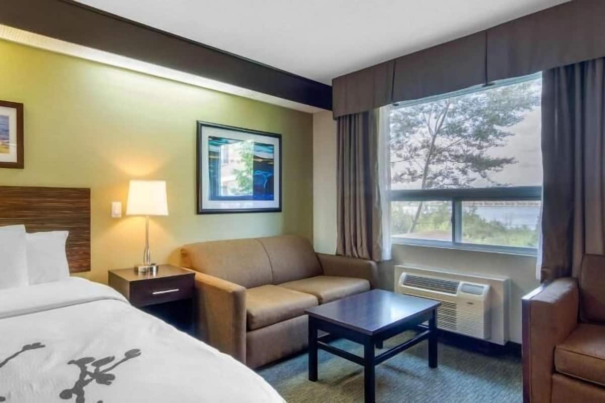 Schreibtisch, schallisolierte Zimmer, Bügeleisen/Bügelbrett