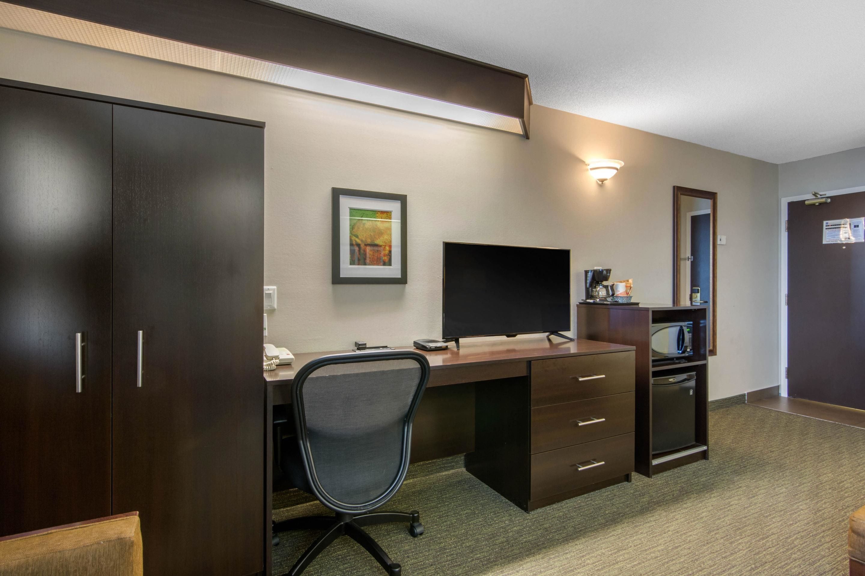 standard room, 1 king bed, non smoking | desk, soundproofing, iron/ironing board, free wifi