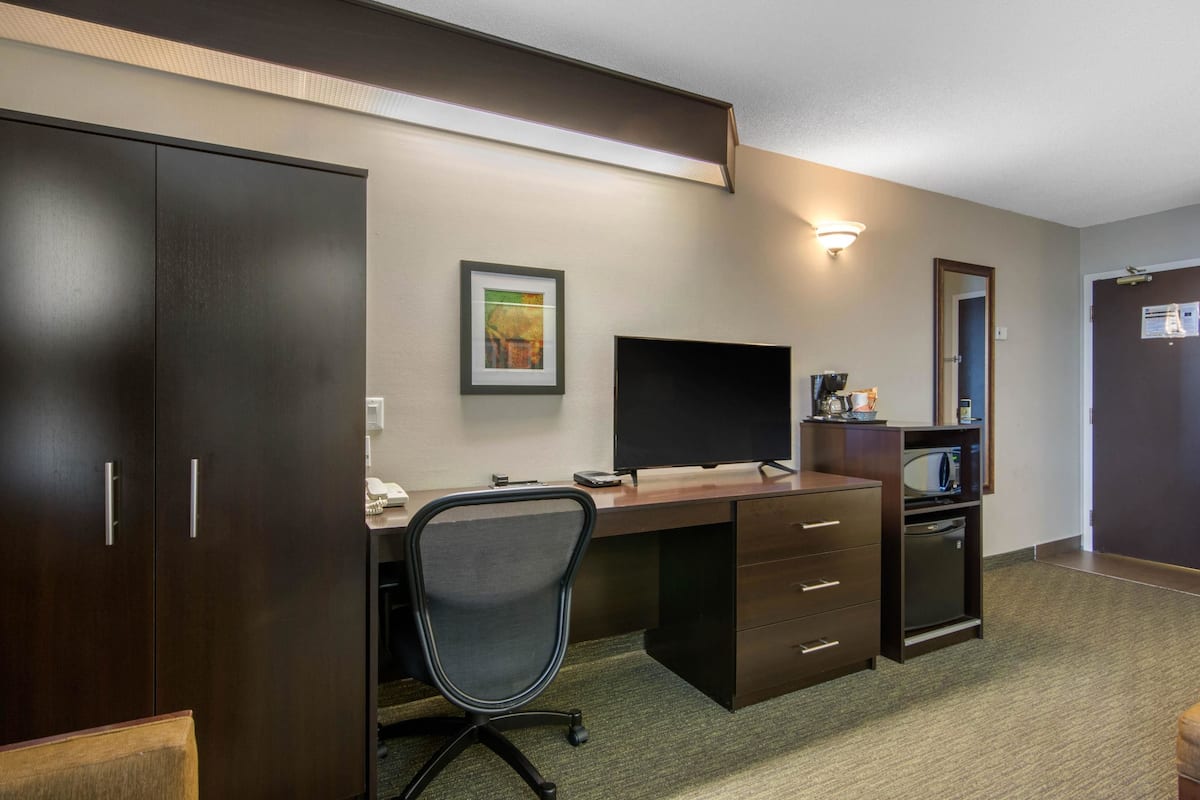 standard room, 1 king bed, non smoking | desk, soundproofing, iron/ironing board, free wifi