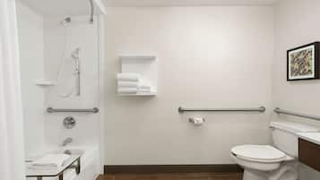 Une salle de bain moderne équipée d’une douche, de toilettes et d’un lavabo.