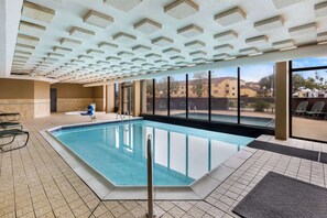 Piscine couverte, piscine extérieure, chaises longues