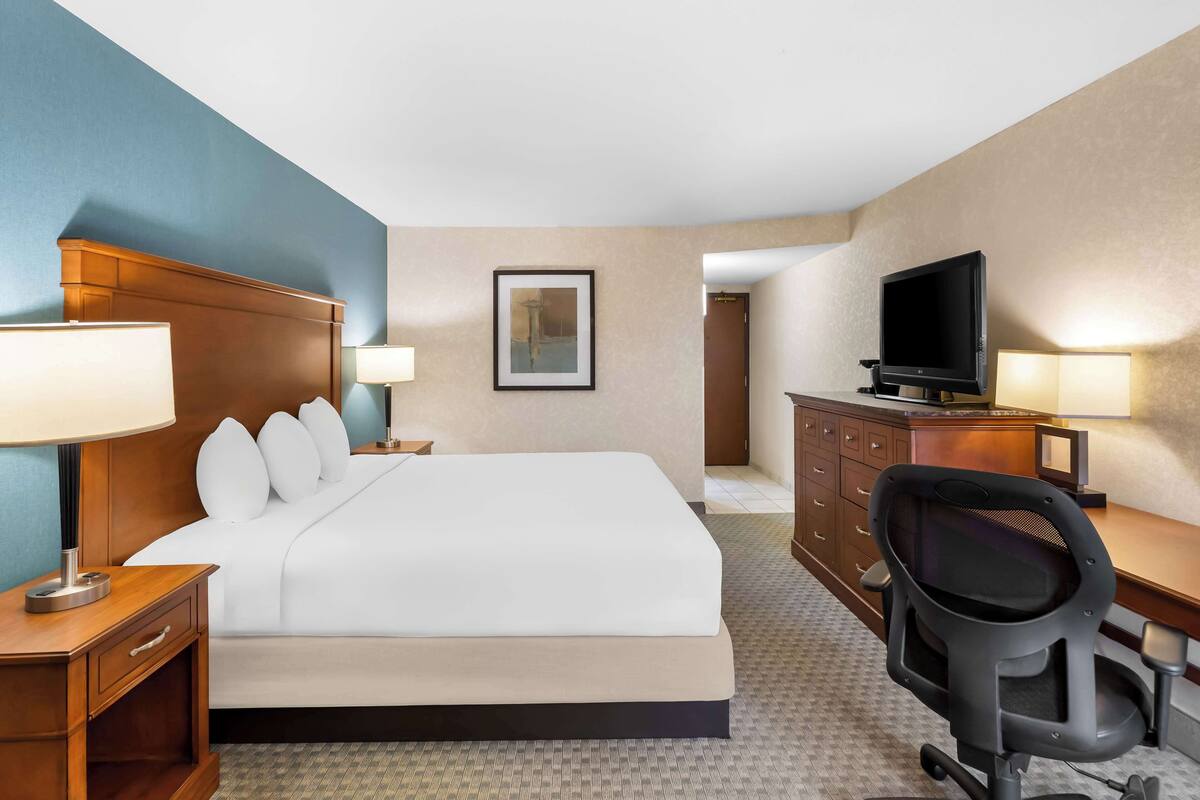 desk, laptop workspace, iron/ironing board, free wifi