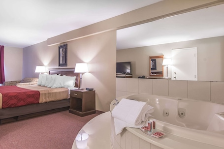 Escritorio, tabla de planchar con plancha, cunas gratuitas. Econo Lodge Orillia