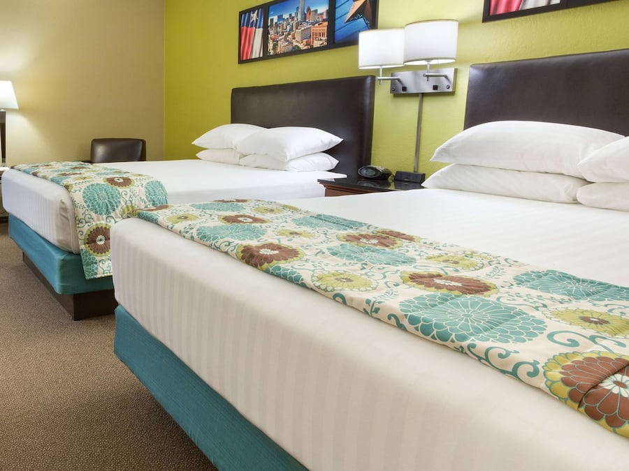 Deluxe Room, 2 Queen Beds, Non Smoking
