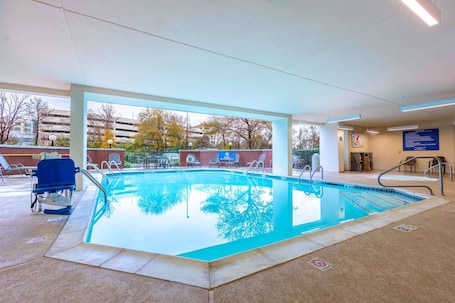 Outdoor pool. Heritage Inn & Suites The Woodlands, Trademark by Wyndham