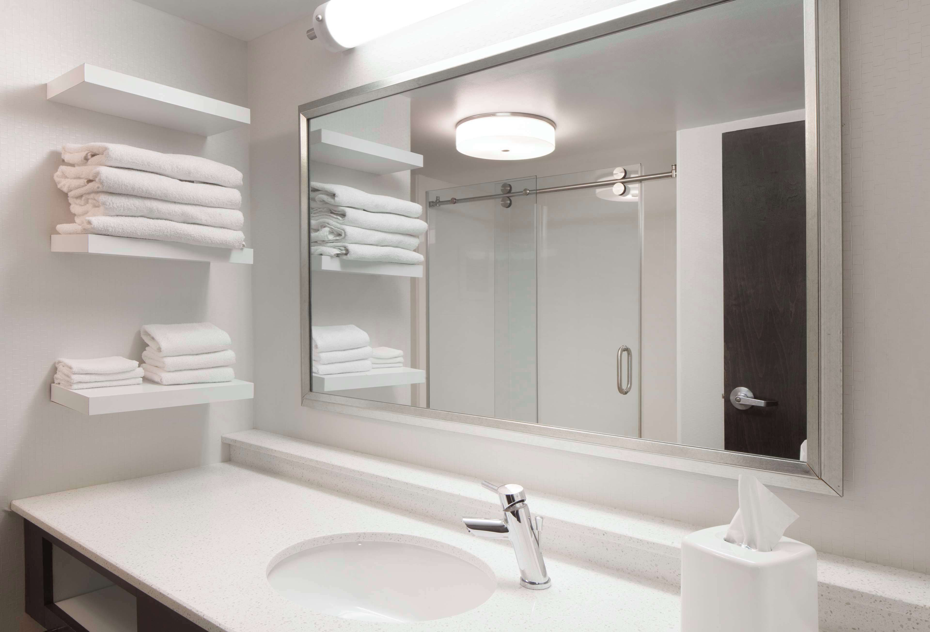 room, 1 king bed, non smoking | bathroom | combined shower/bathtub, free toiletries, hair dryer, towels