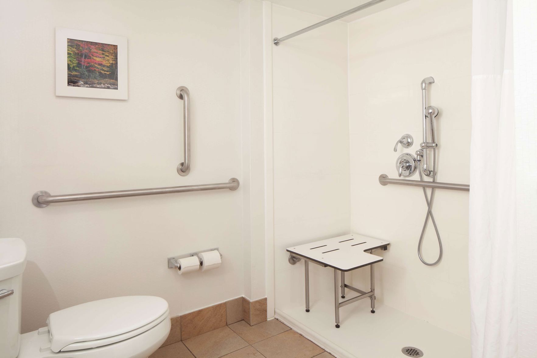 Badezimmer | Duschwanne, kostenlose Toilettenartikel, Haartrockner, Handtücher