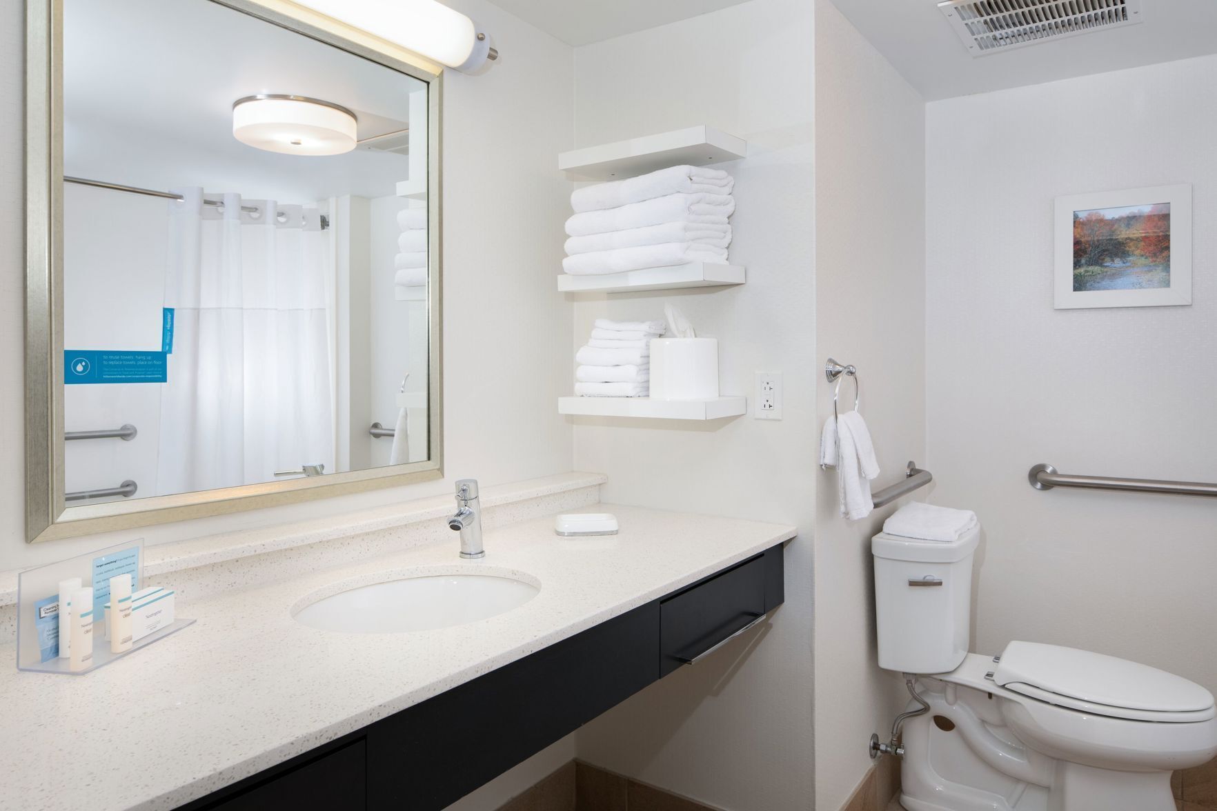 Badezimmer | Duschwanne, kostenlose Toilettenartikel, Haartrockner, Handtücher