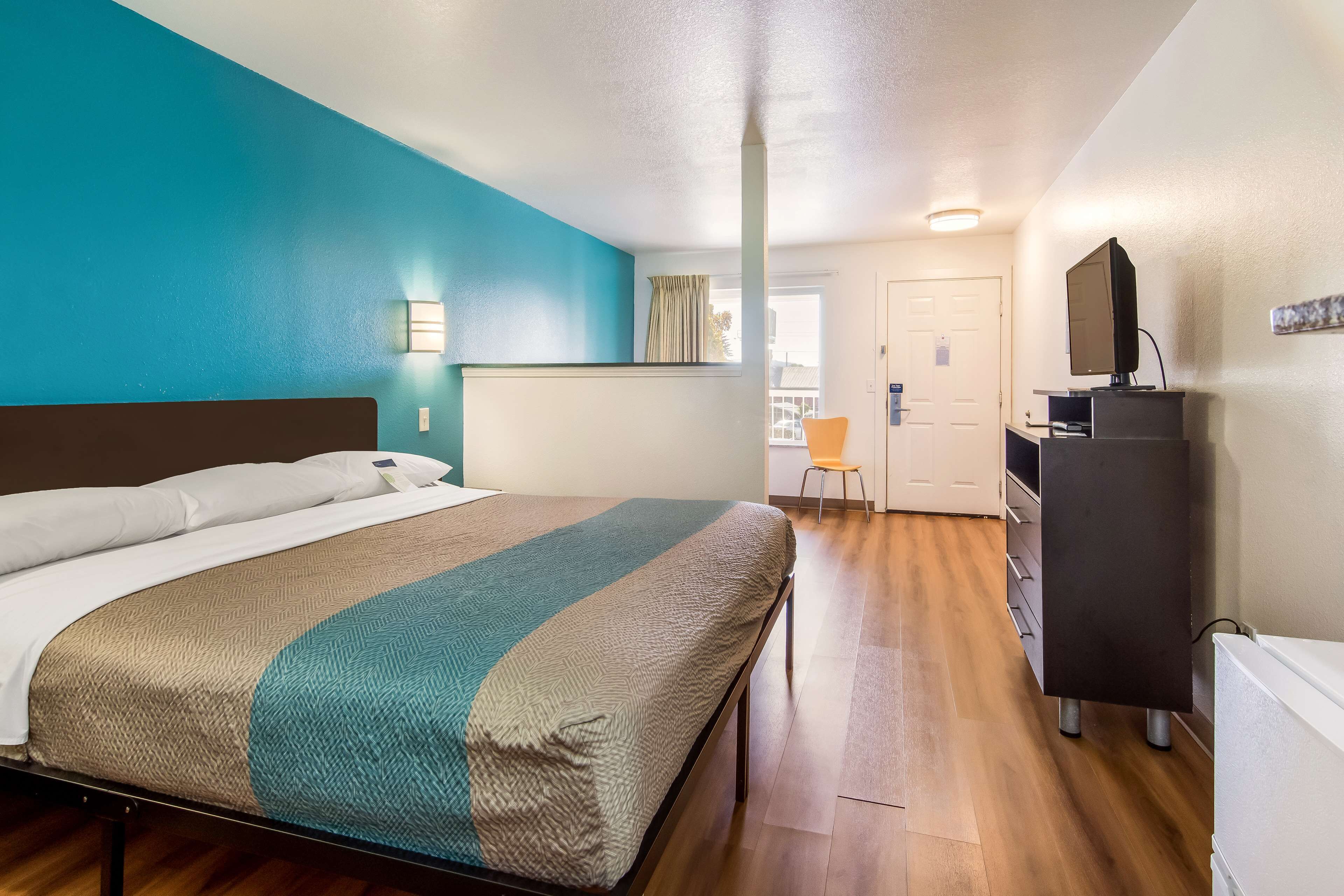 Cortinas opacas, wifi gratis, ropa de cama y despertador