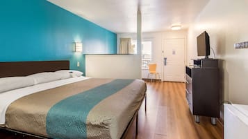 Cortinas opacas, wifi gratis, ropa de cama y despertador