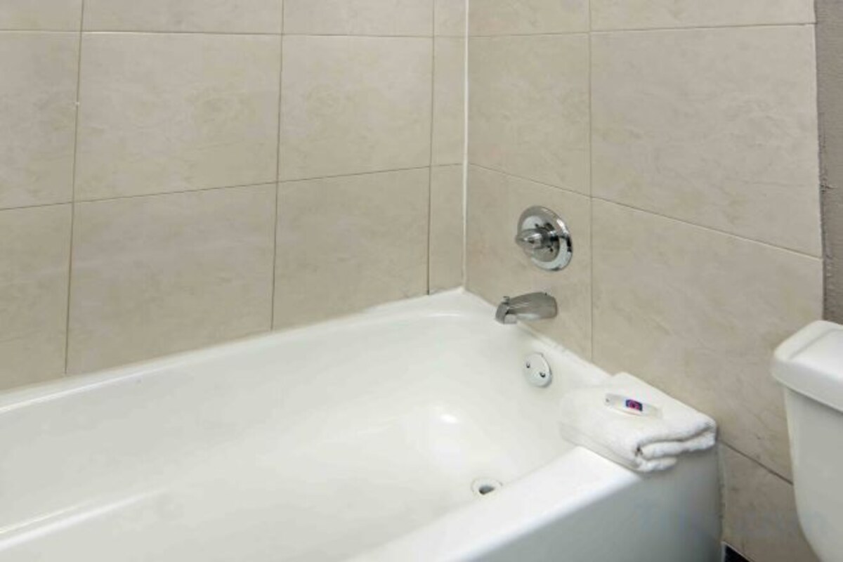 Combined shower/tub, towels, soap, toilet paper