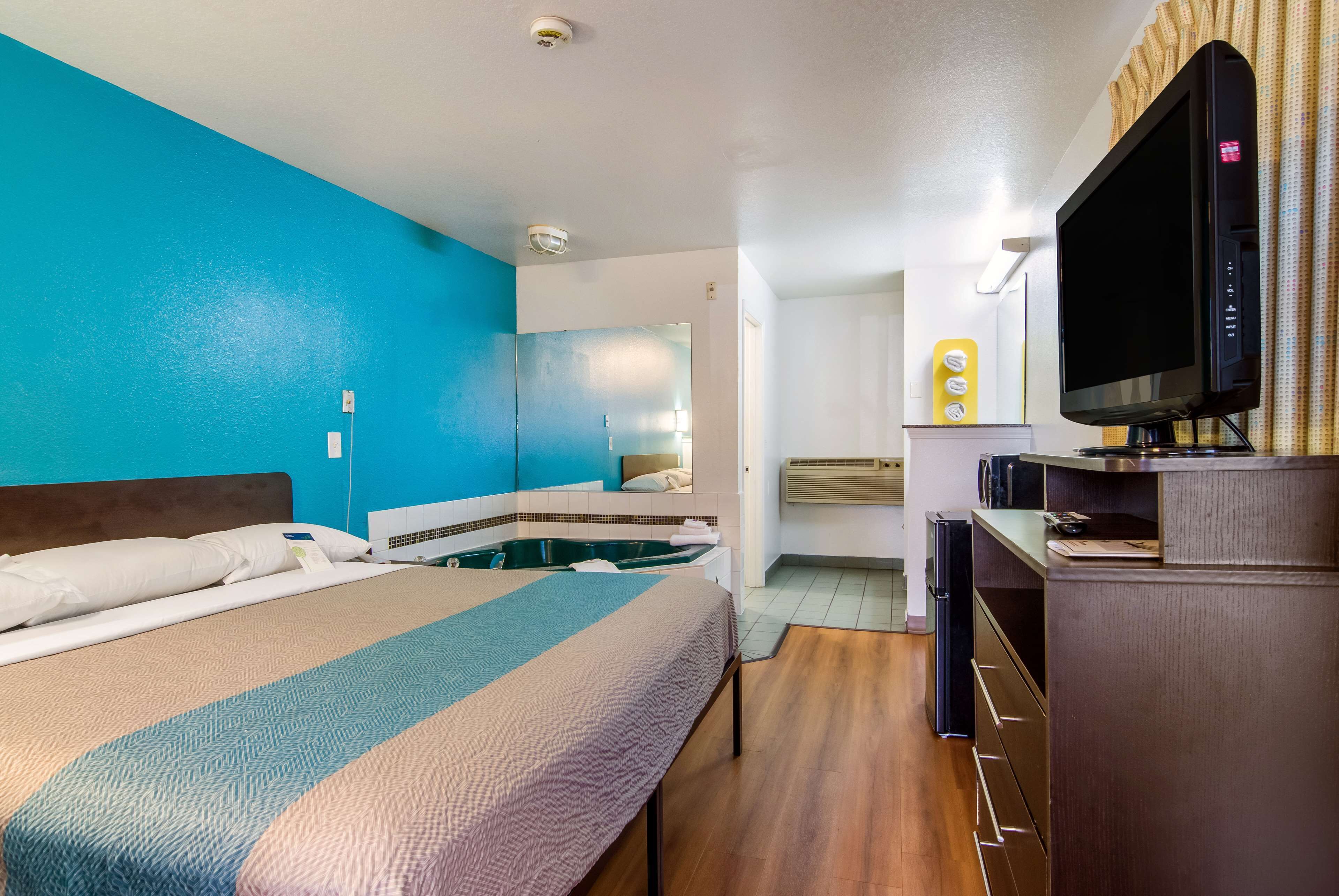 Cortinas blackout, wifi gratis, ropa de cama y despertador 