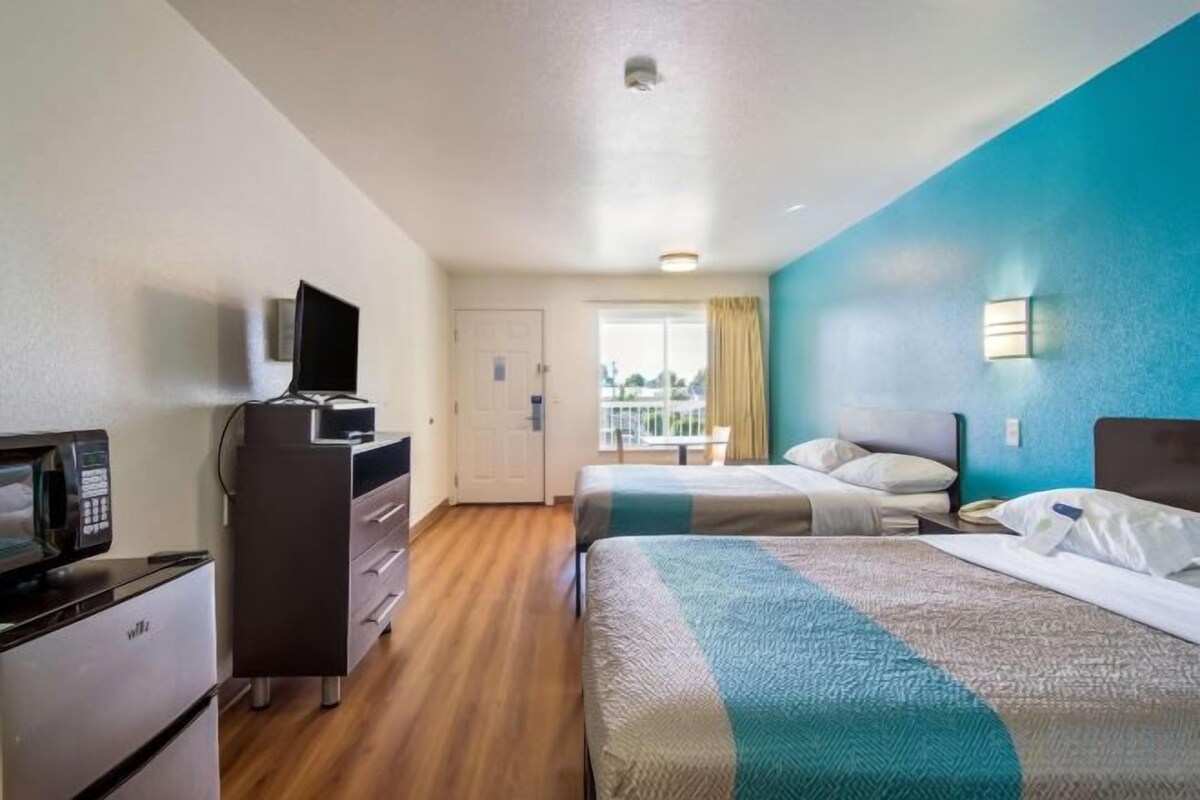Deluxe Queen Room with Two Queen Beds - Smoking