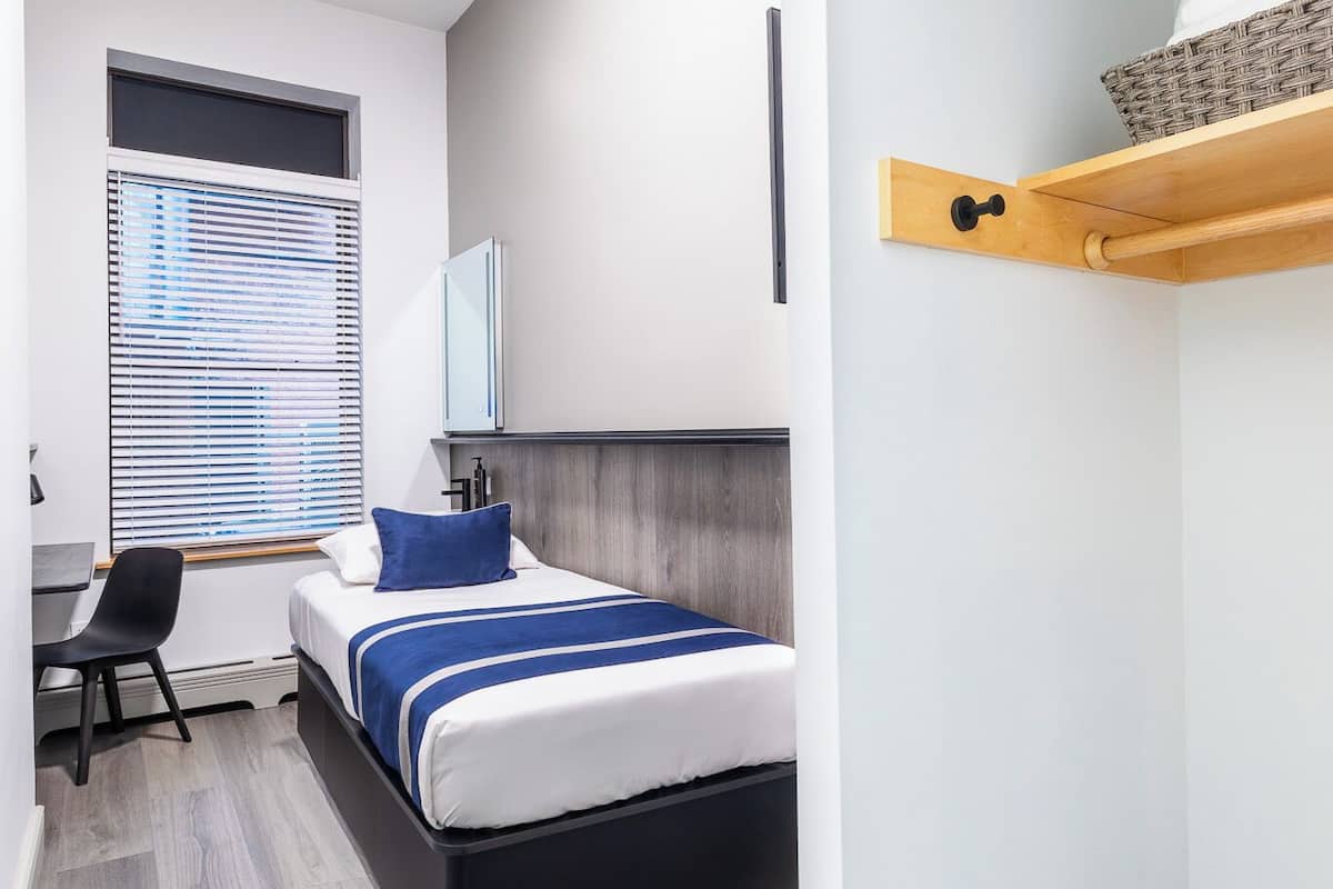 SINGLE ROOM-SHARED BATHROOM