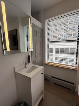 1 Double Bed-Shared Bath | WiFi, bed sheets, wheelchair access at Americana Inn