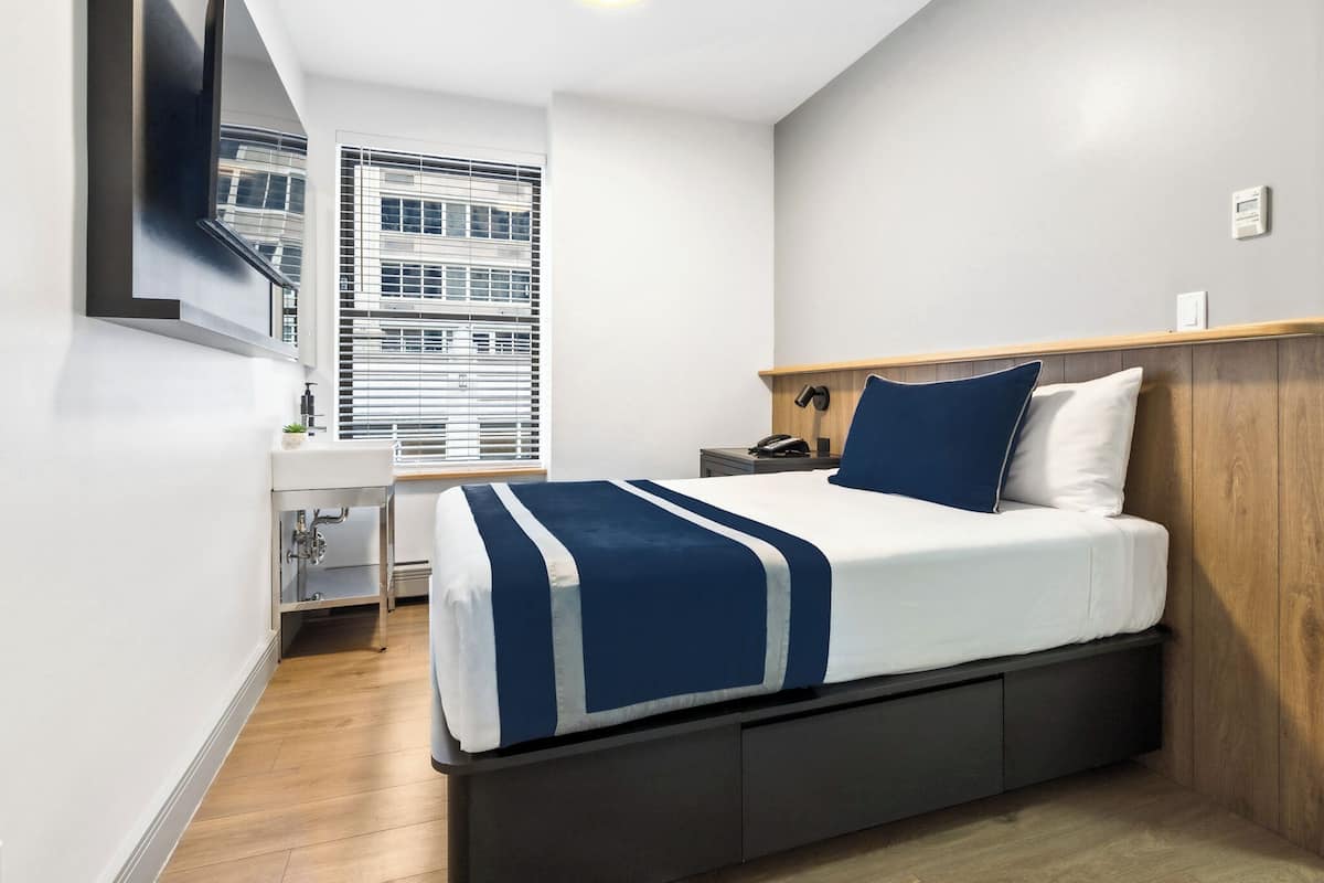 DOUBLE ROOM-SHARED BATHROOM