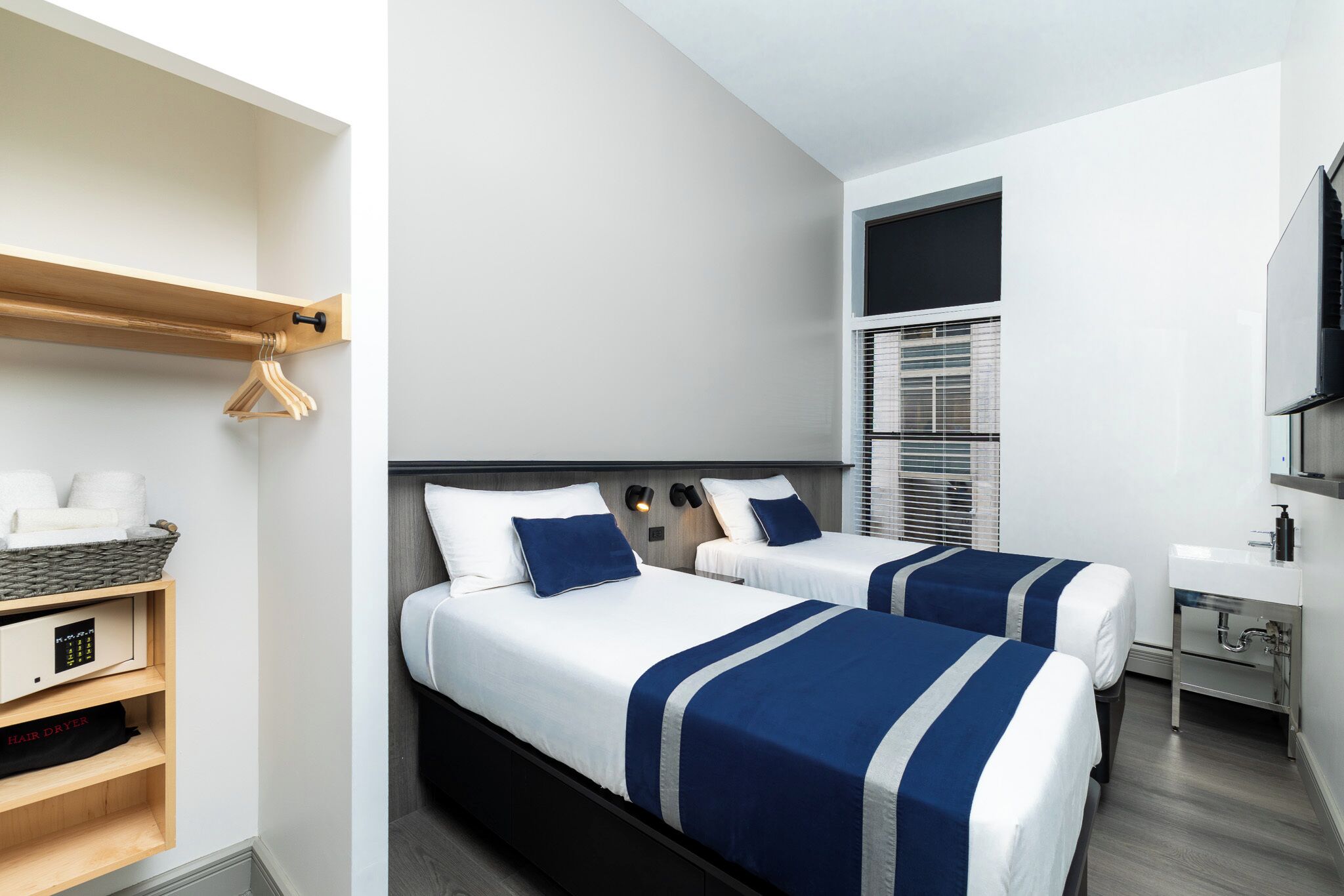 DOUBLE ROOM(Separate Beds)-SHARED BATHROOM | WiFi, bed sheets, wheelchair access