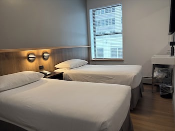 WiFi, bed sheets, wheelchair access at Americana Inn